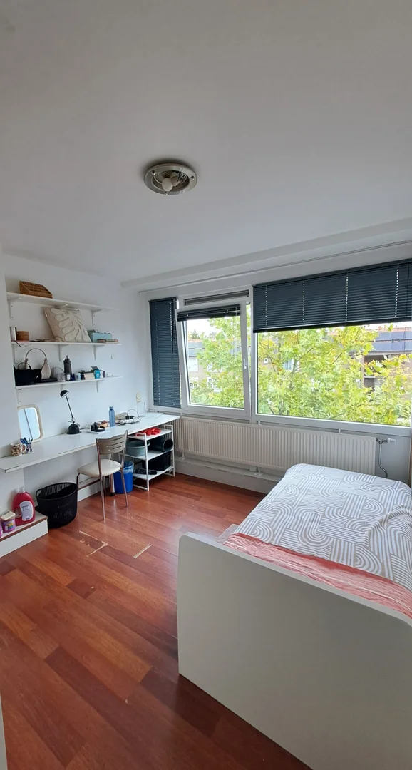 Functional student room perfect for studying in 
