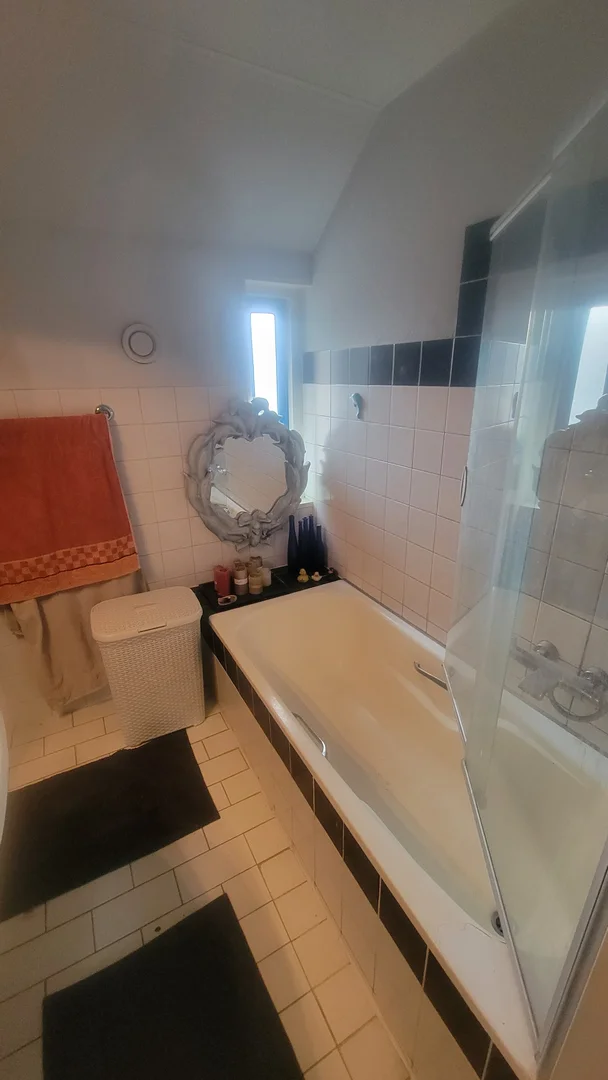 Chambre confortable pour étudiants disponible dans 