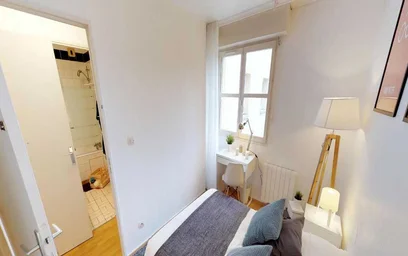 Quarto para alugar com cama de casal em {area}