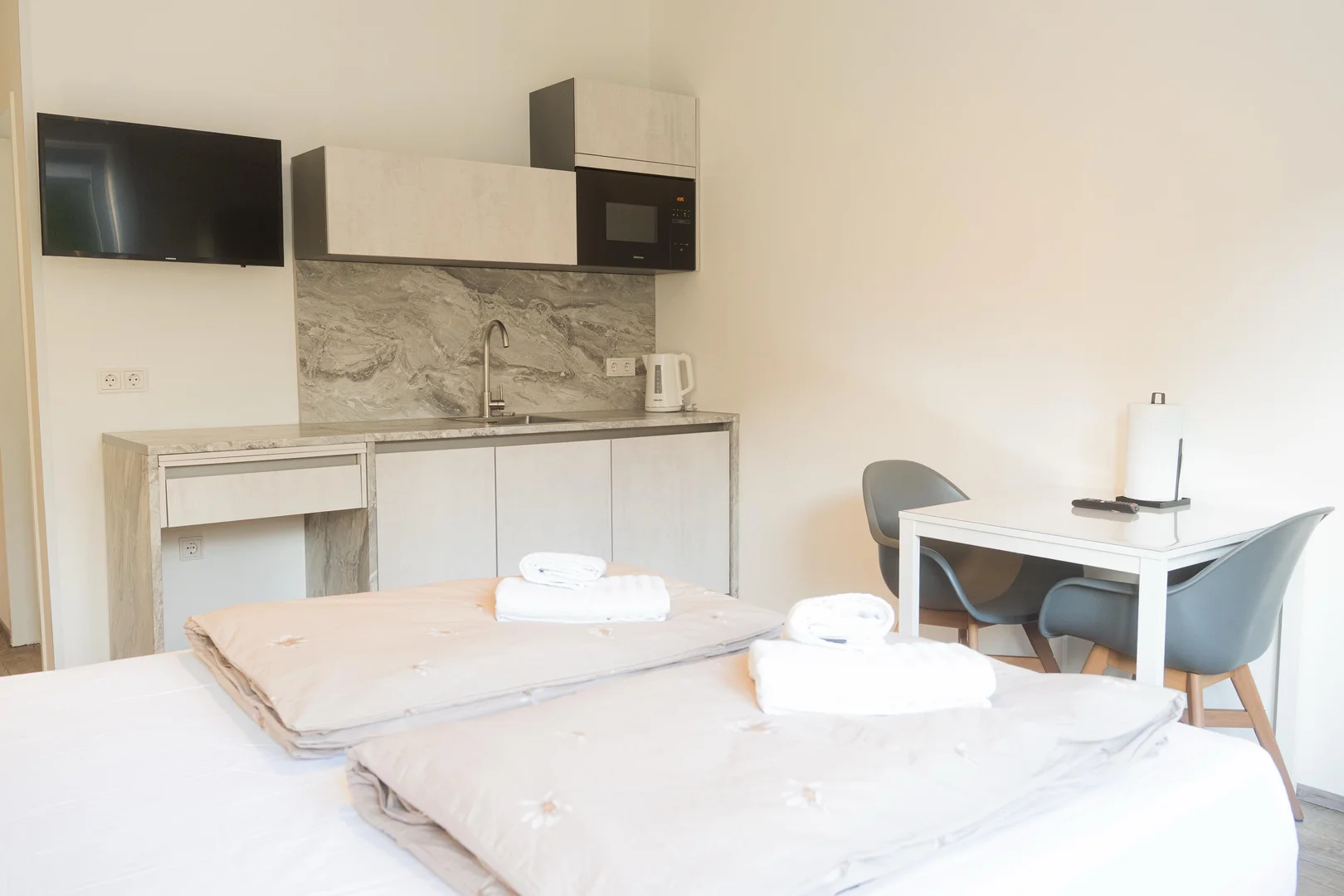 Quarto acessível para estudantes com iluminação ampla em 