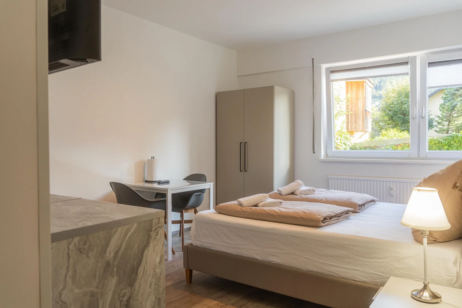 Quarto acessível para estudantes com iluminação ampla em 