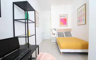Quarto para alugar com cama de casal em {area}