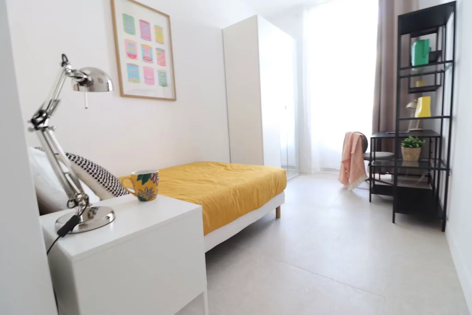 Quarto para alugar em apartamento de estudantes em , totalmente mobilado