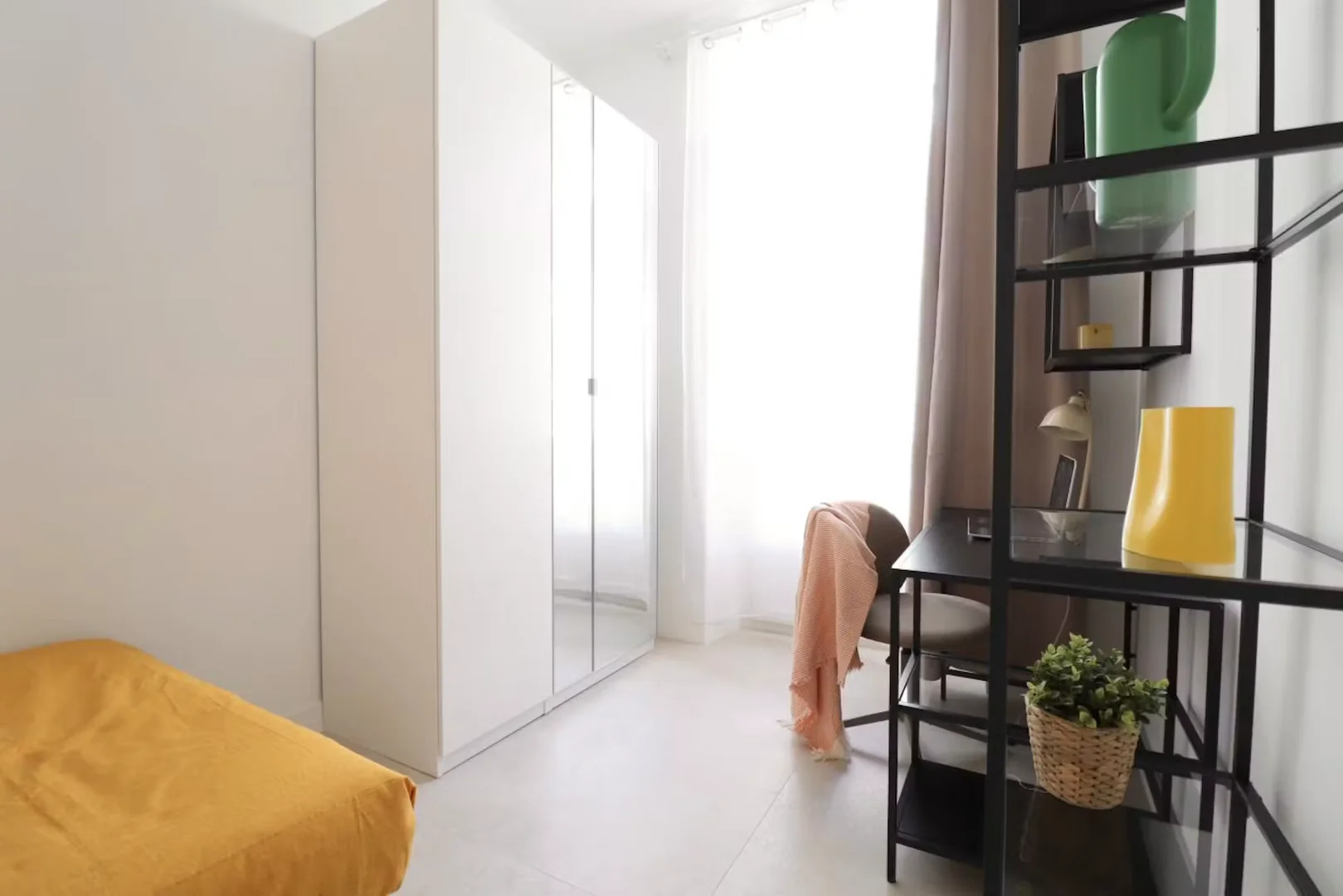 Quarto de estudante económico perto do campus em 