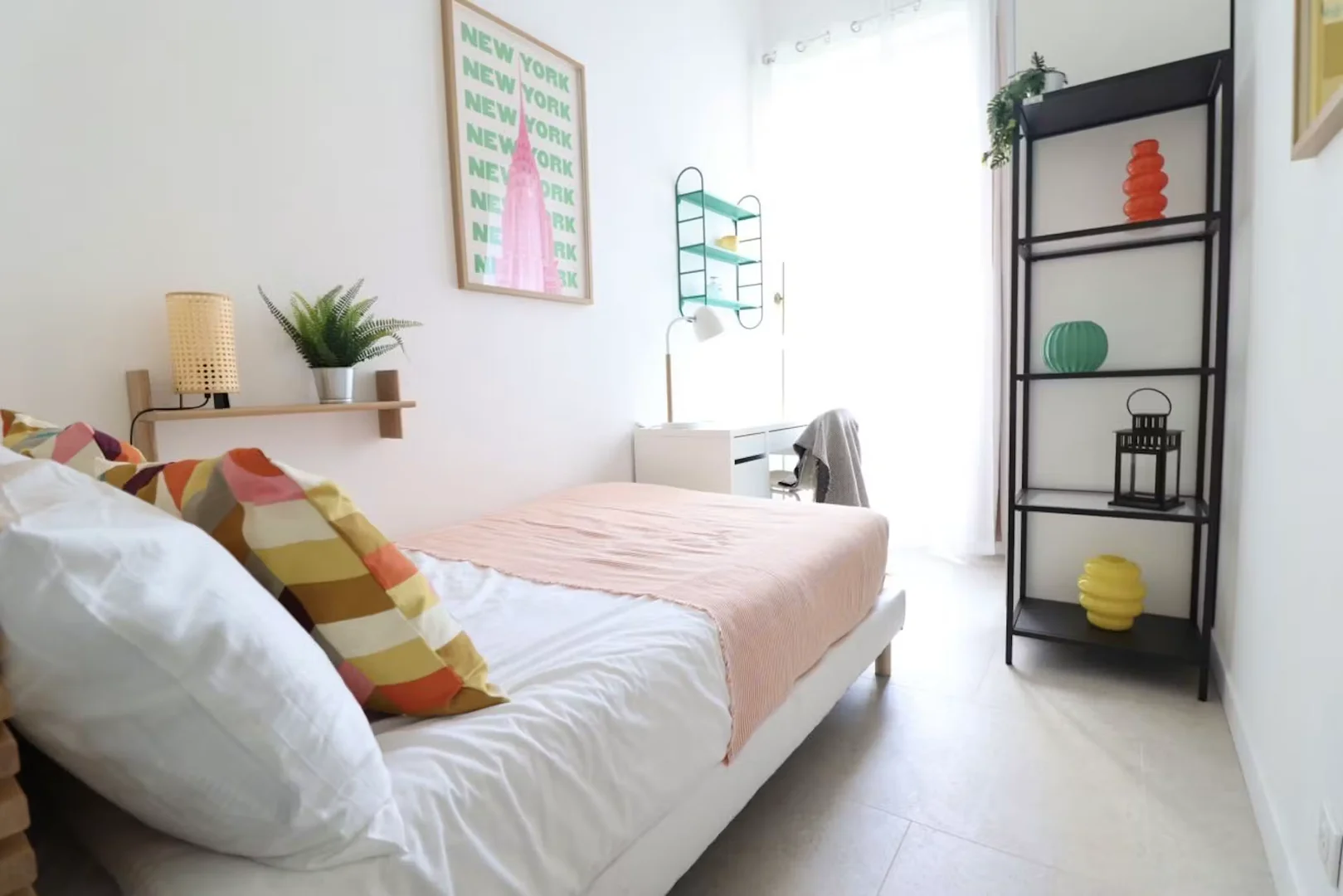 Quarto de estudante em com área de estudo e instalações partilhadas