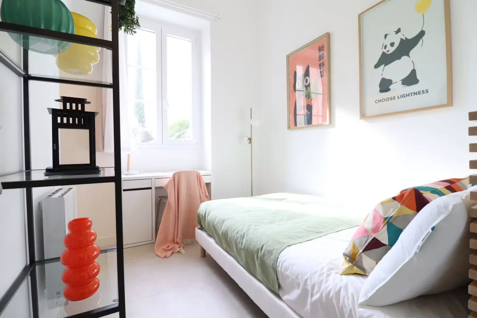 Quarto acessível para estudantes com iluminação ampla em 