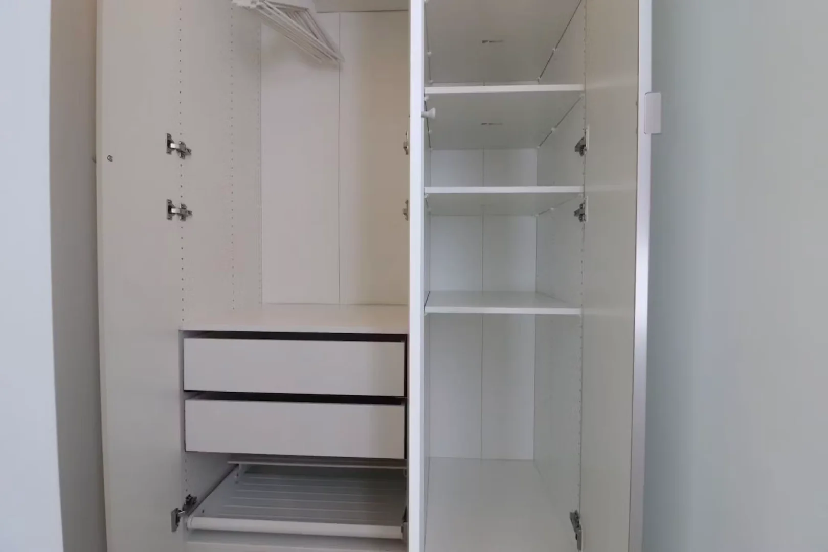 Quarto de estudante luminoso e arejado com acesso fácil à universidade em 