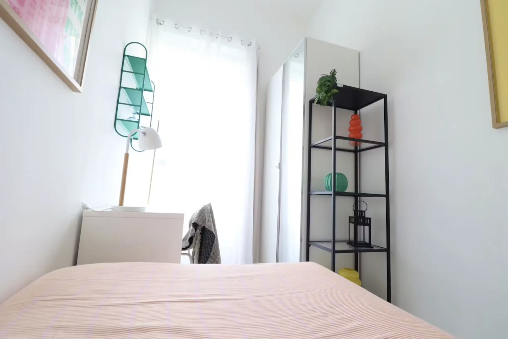 Quarto de estudante confortável e espaçoso em