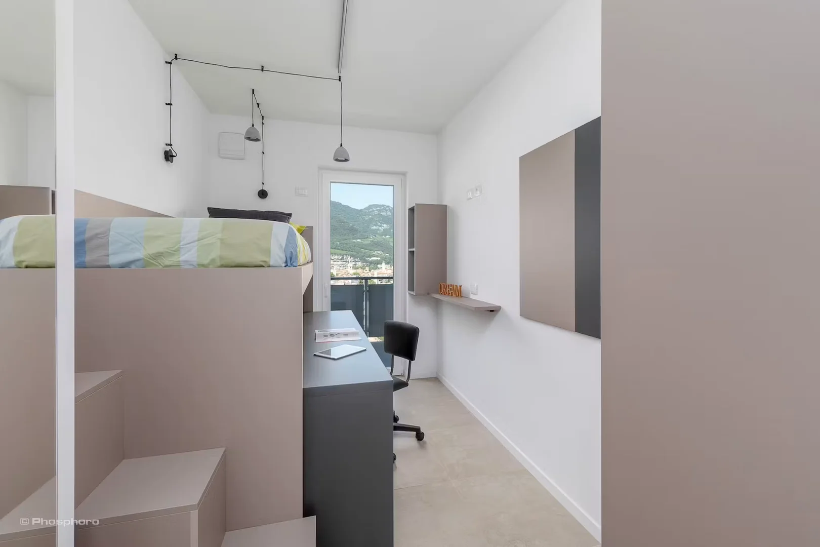 'de modern olanaklara sahip öğrenci dostu oda