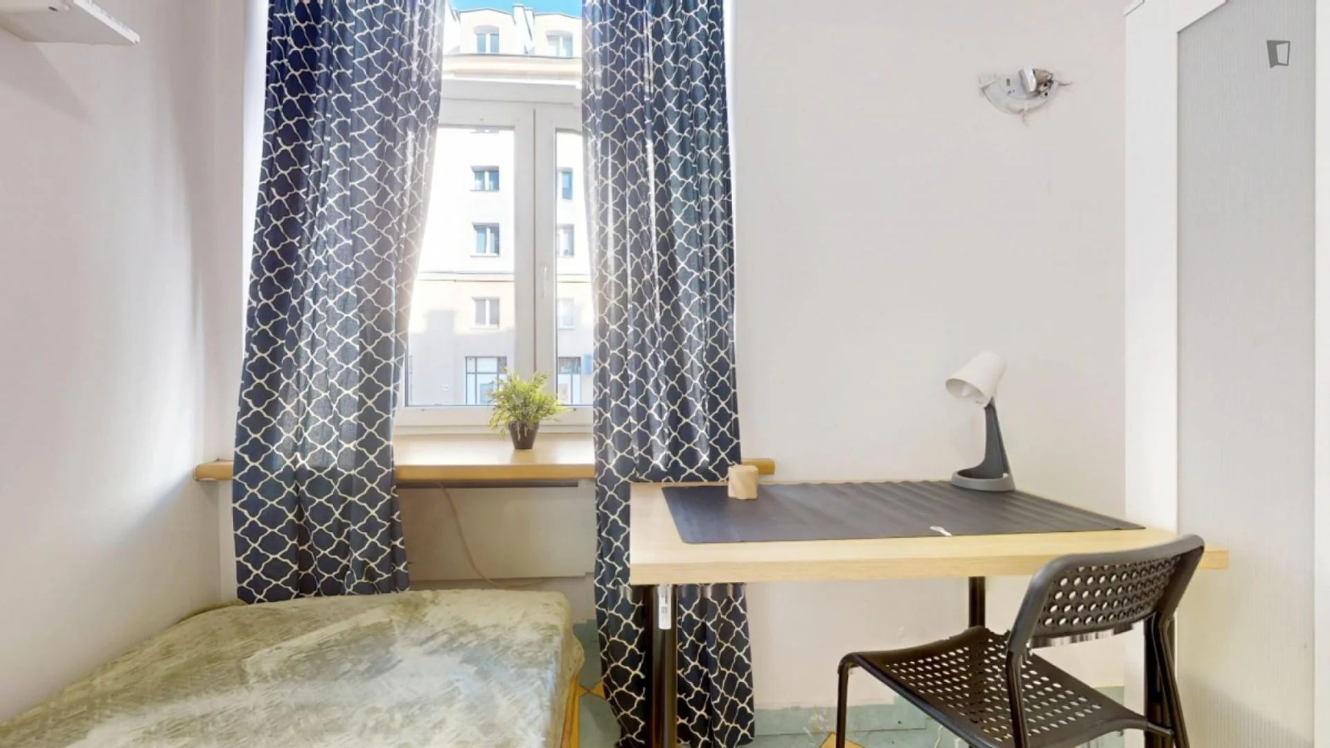 Chambre d'étudiant lumineuse et aérée avec accès facile à l'université dans