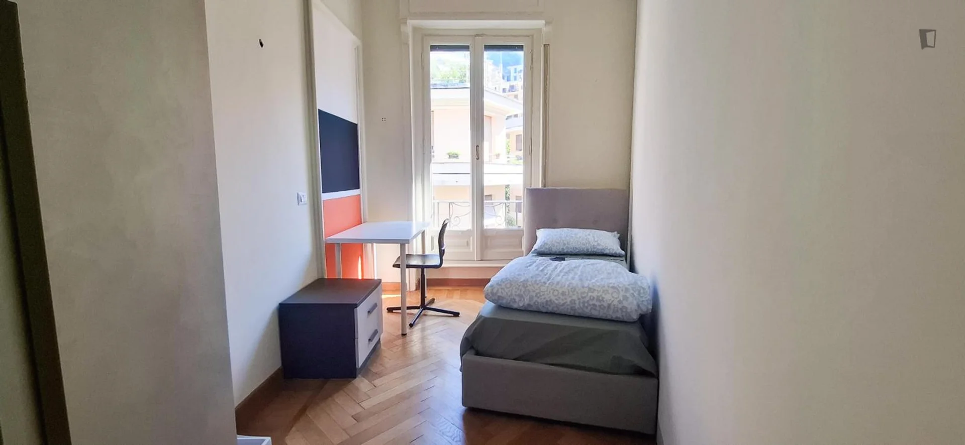 Stanza per studenti luminosa e ariosa con facile accesso all'università a 