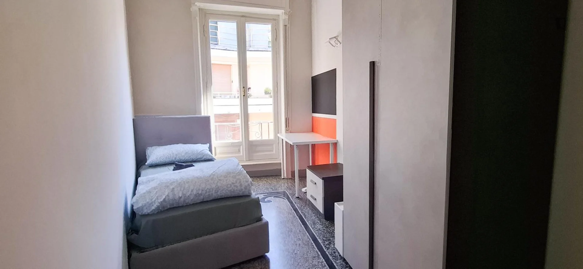 Confortevole e spaziosa stanza per studenti in 