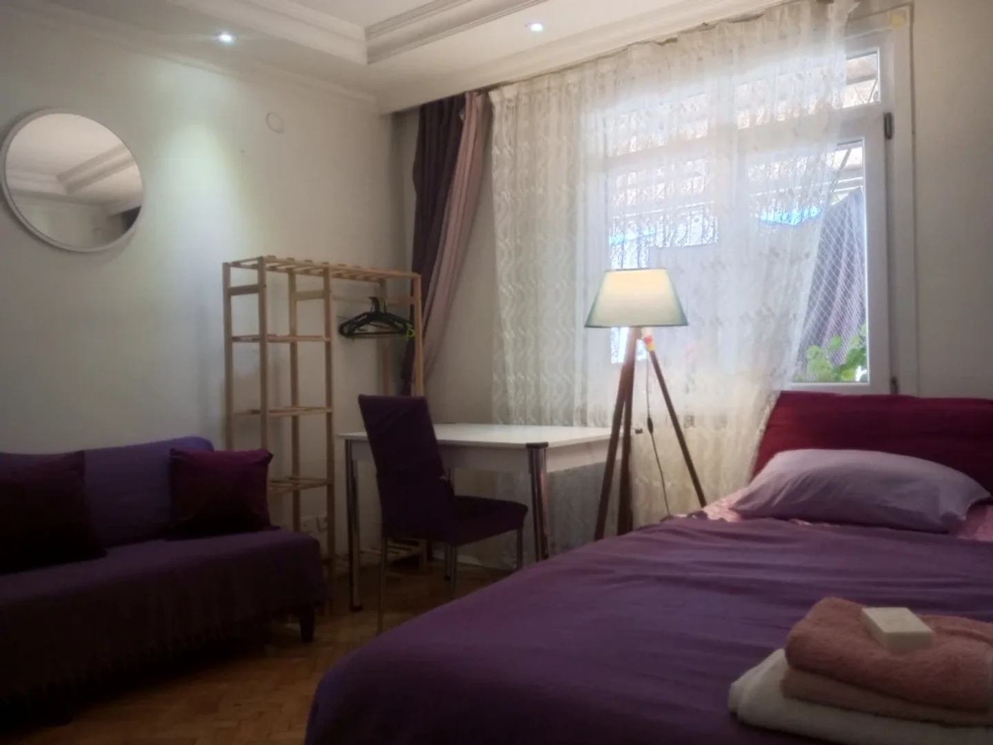 Quarto de estudante luminoso e arejado com acesso fácil à universidade em