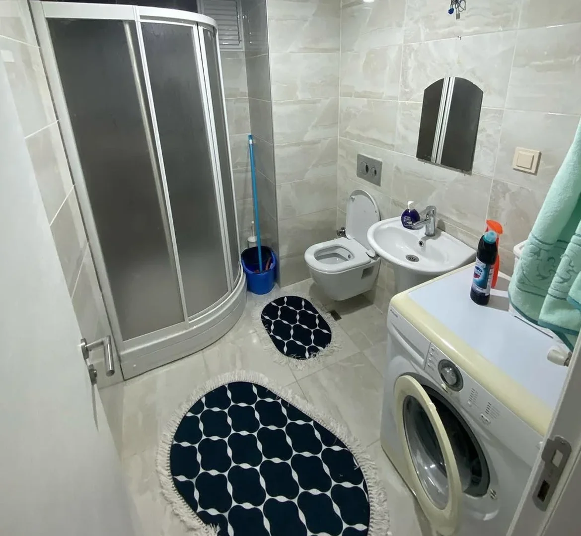Quarto de estudante confortável e espaçoso em