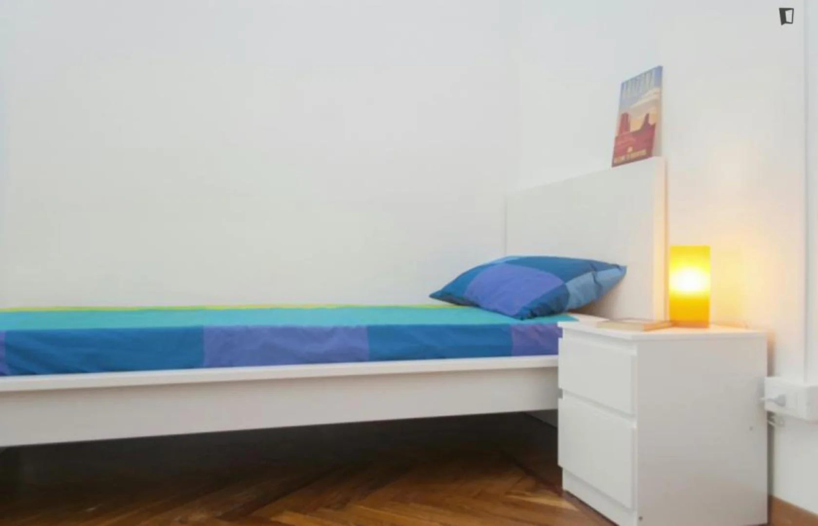 Chambre d'étudiant à avec espace d'étude et installations communes