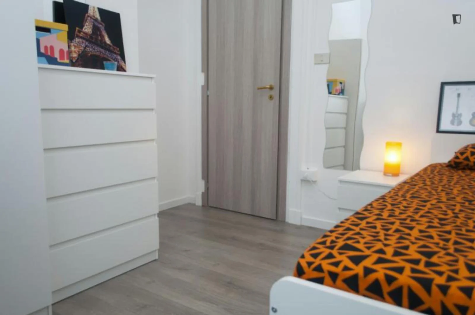 Chambre d'étudiant lumineuse et aérée avec accès facile à l'université dans