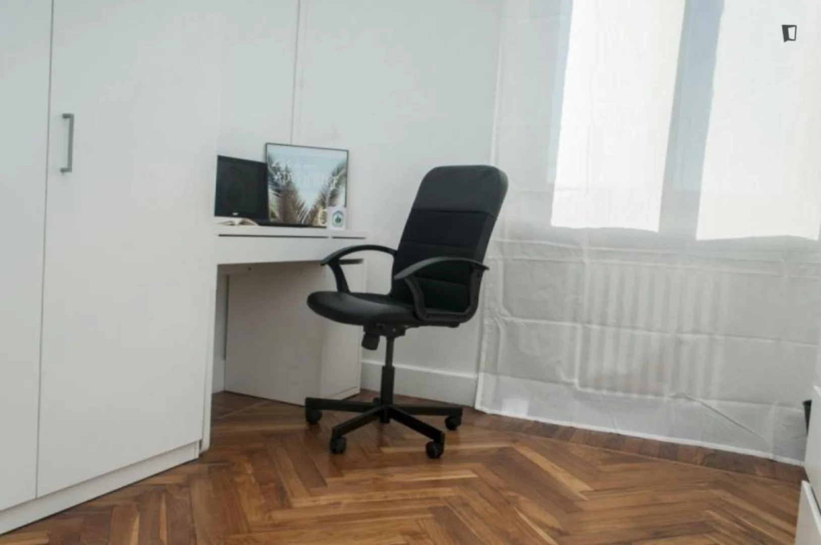Chambre d'étudiant confortable et spacieuse dans