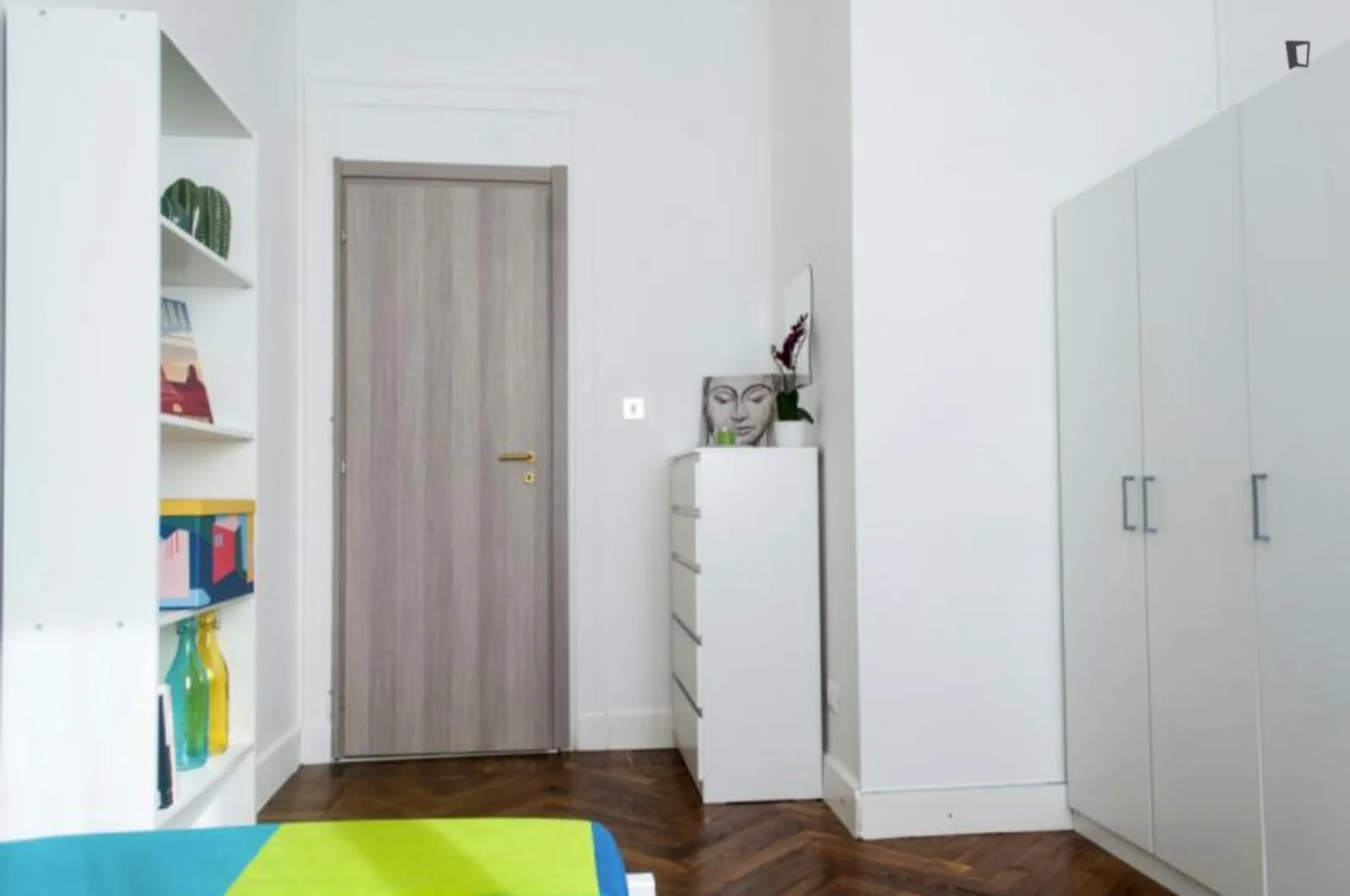 Chambre d'étudiant à avec espace d'étude et installations communes