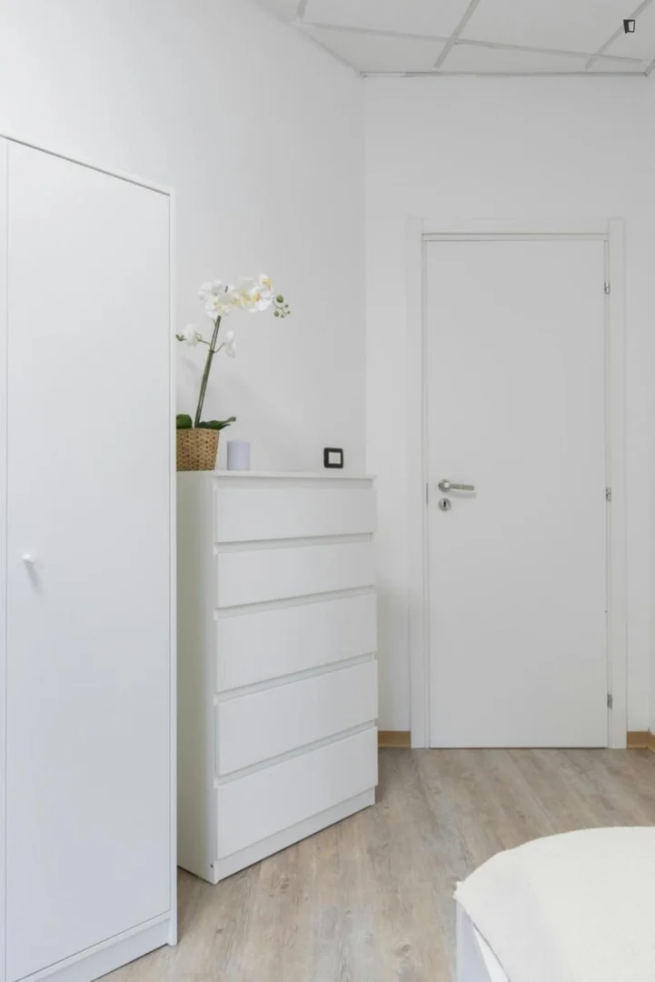 'de öğrenci dairesinde, tamamen mobilyalı kiralık oda