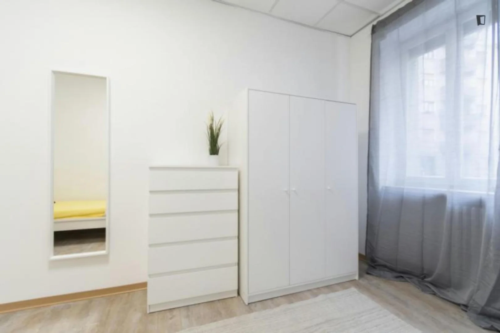 'da çalışma alanı ve ortak tesisler bulunan öğrenci odası
