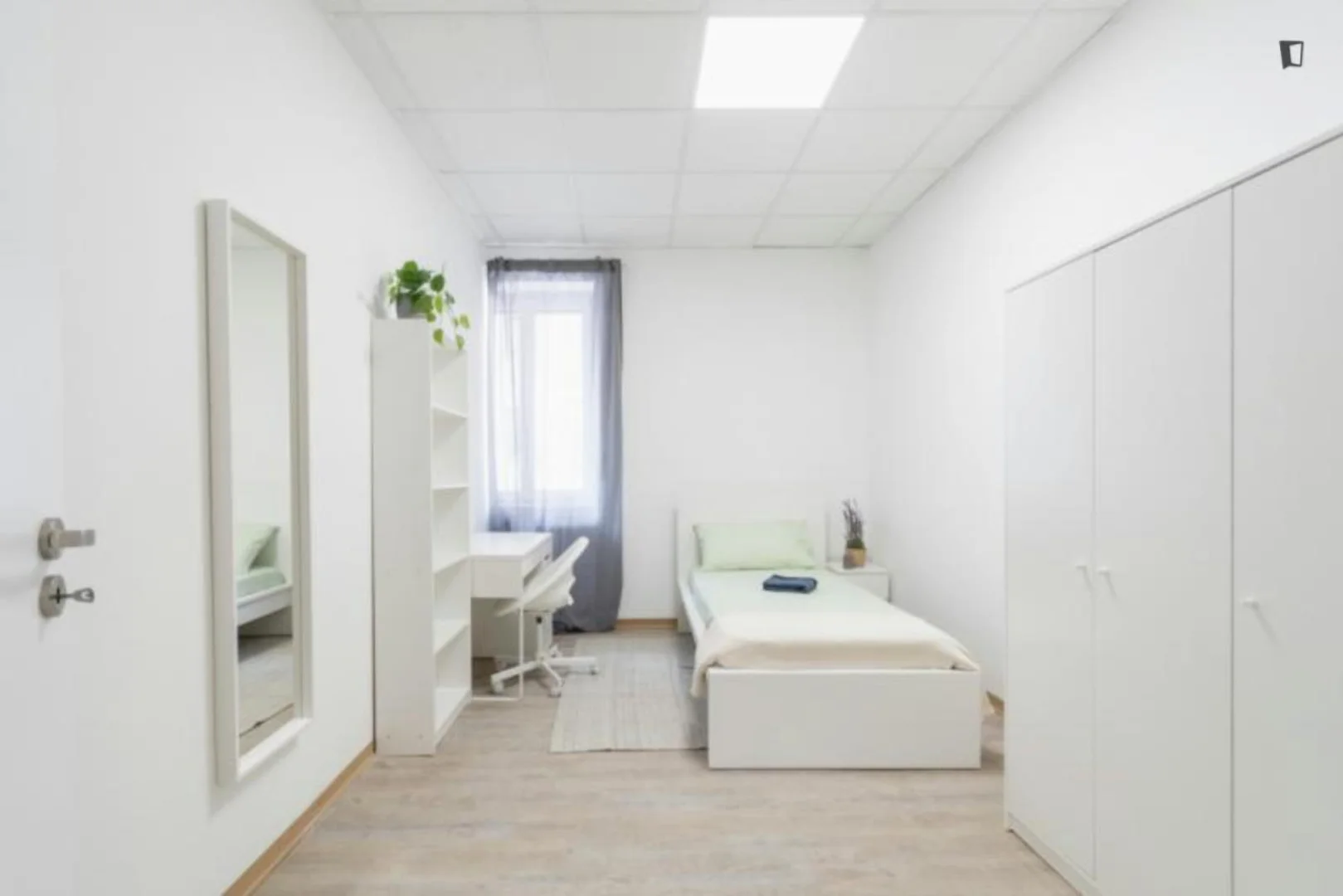 Habitación estudiantil luminosa y aireada con fácil acceso a la universidad en 