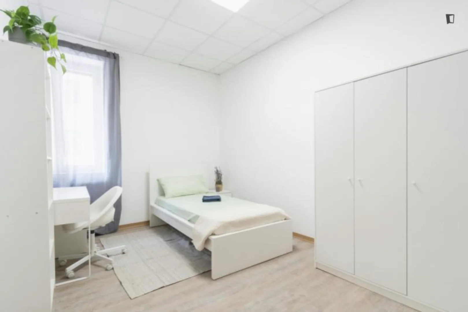 Habitación estudiantil amplia y cómoda en 