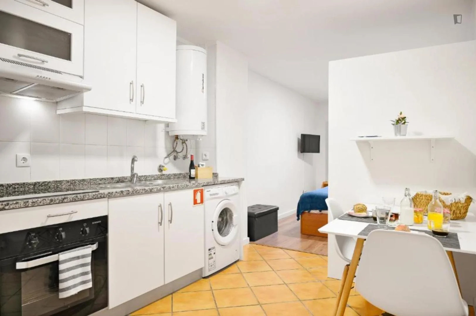Student-friendly studio with excellent transport links in 