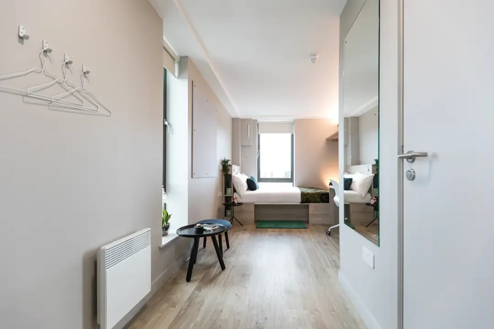 Habitación para estudiantes en con área de estudio y facilidades compartidas