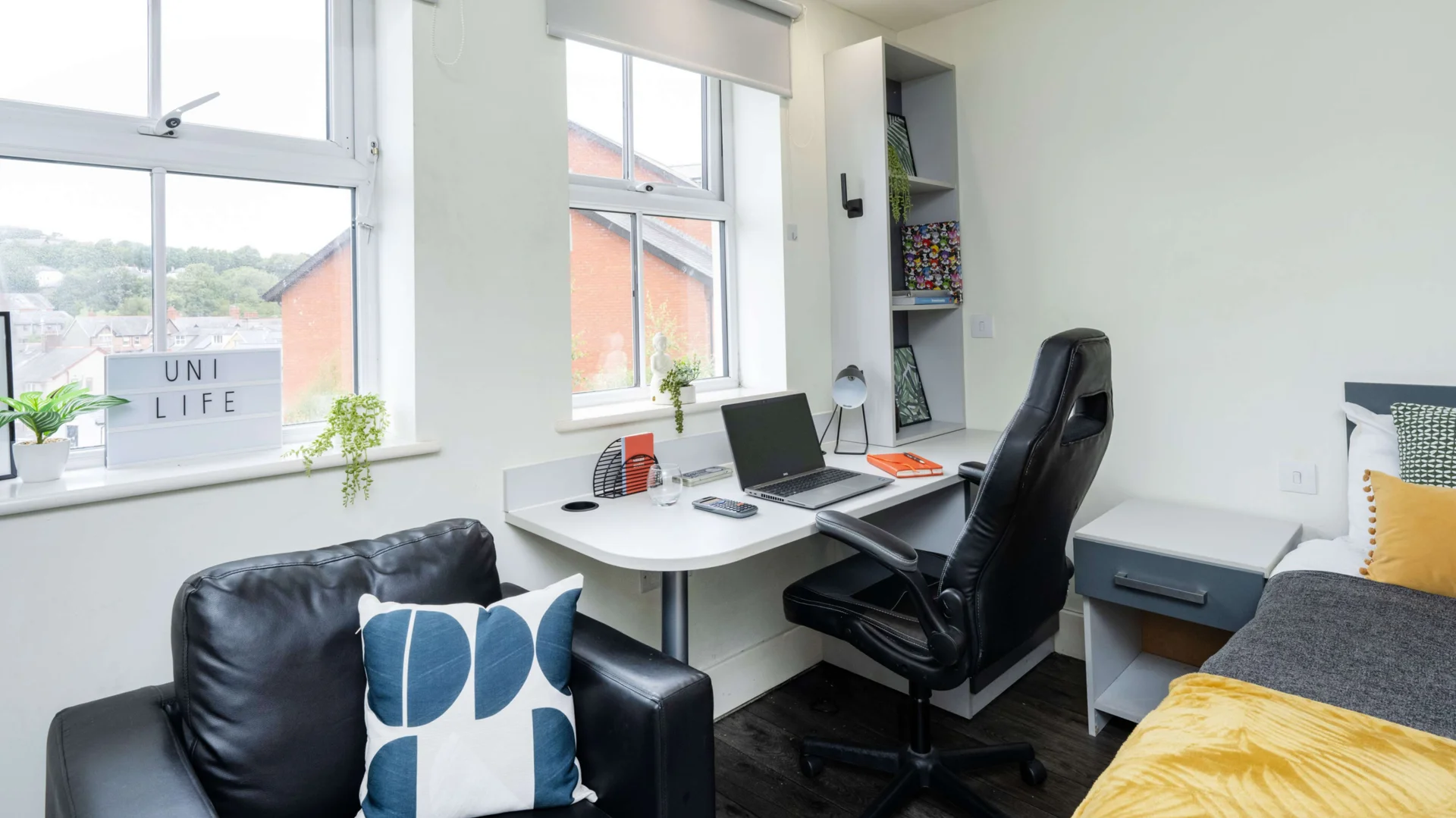 Monolocale minimalista per studenti in con layout efficiente