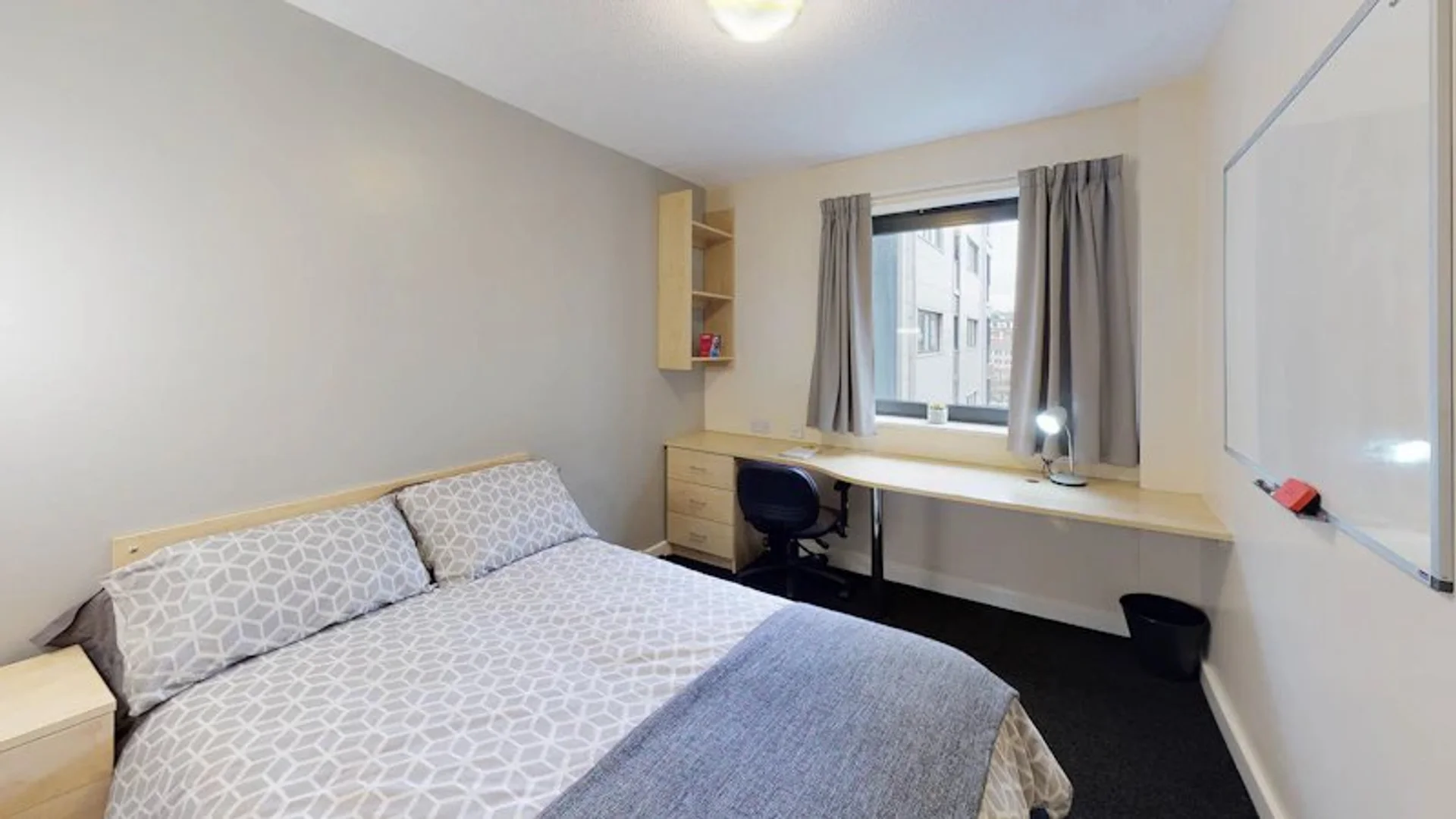 Chambre d'étudiant à  avec espace d'étude et installations communes
