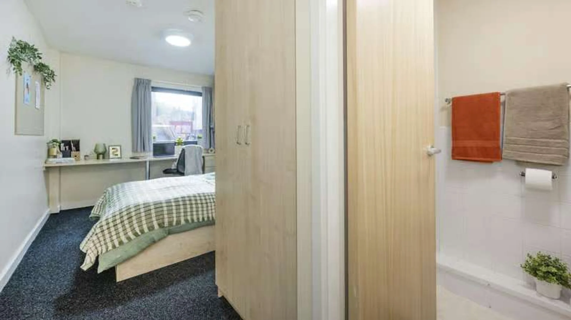 Chambre d'étudiant lumineuse et aérée avec accès facile à l'université dans 