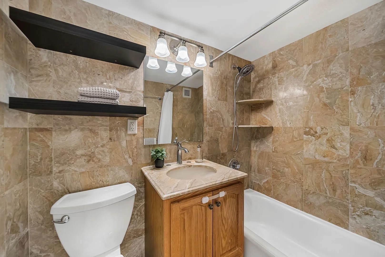 9, Hawthorne Pl., Unit 7H, West End, Boston, MA, 02114