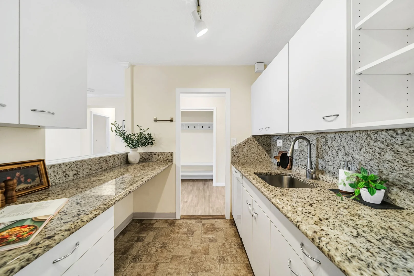 9, Hawthorne Pl., Unit 7H, West End, Boston, MA, 02114