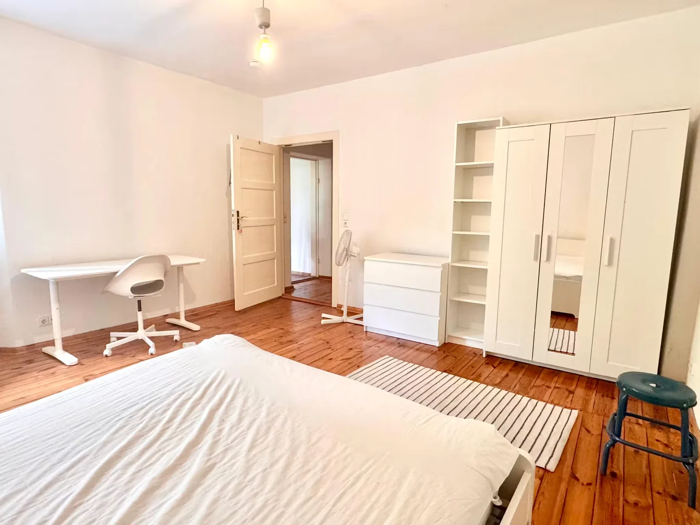 Camera per studenti in con area studio e servizi in comune