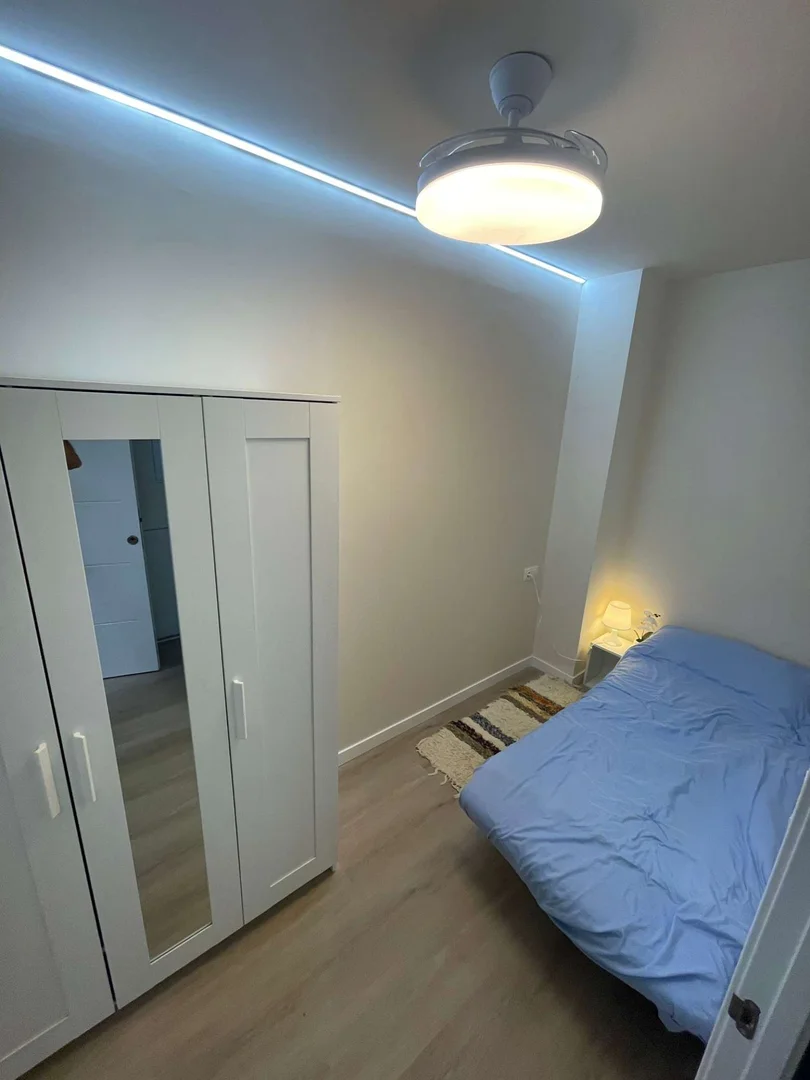 Funktionelles Studentenzimmer perfekt zum Studieren in