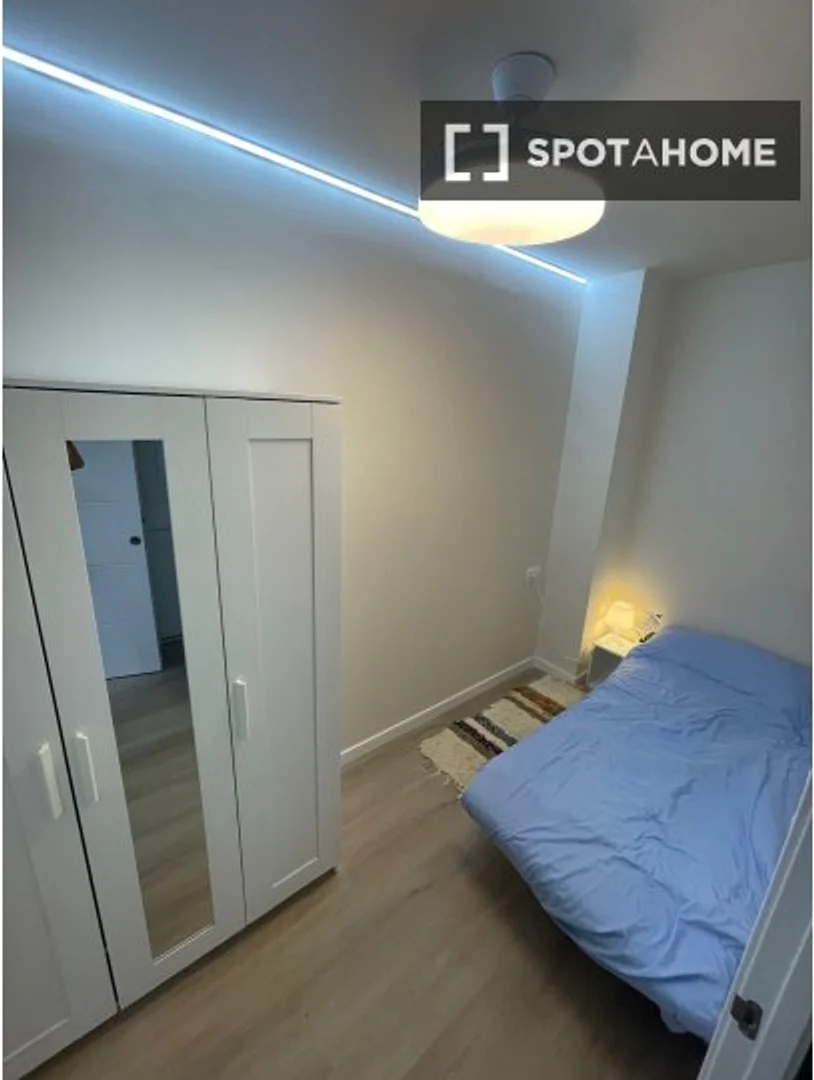 Zimmer in Studentenwohnung in zu vermieten, voll möbliert
