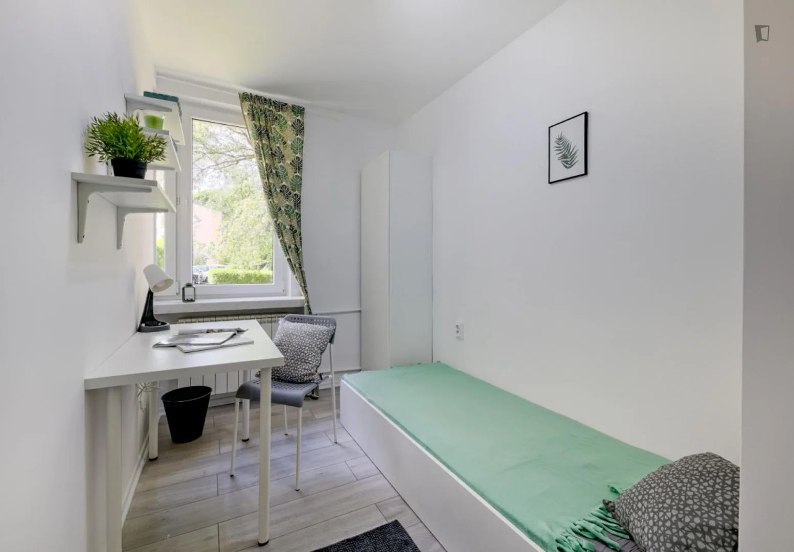 Chambre d'étudiant à  avec espace d'étude et installations communes