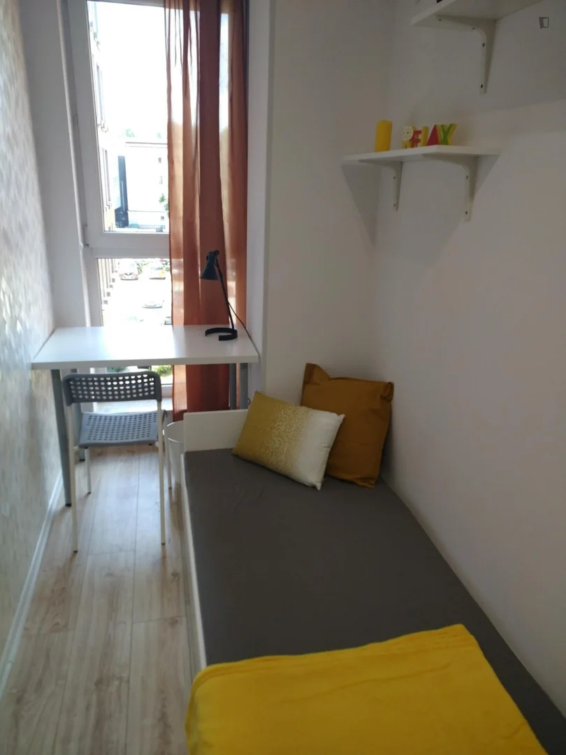 Chambre d'étudiant à  avec espace d'étude et installations communes
