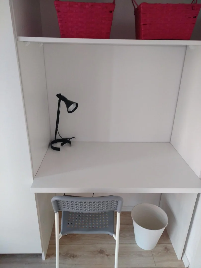 Chambre d'étudiant lumineuse et aérée avec accès facile à l'université dans 