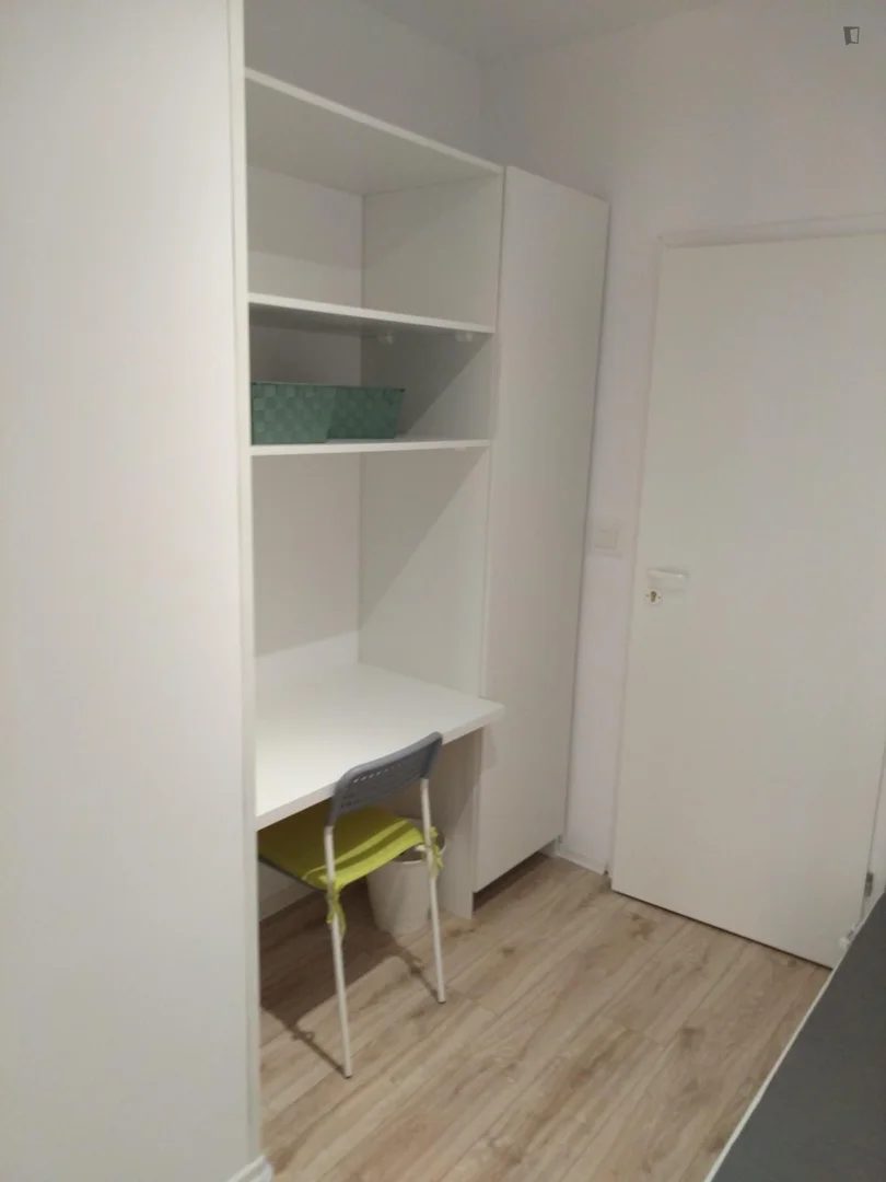 Chambre d'étudiant fonctionnelle parfaite pour étudier dans 