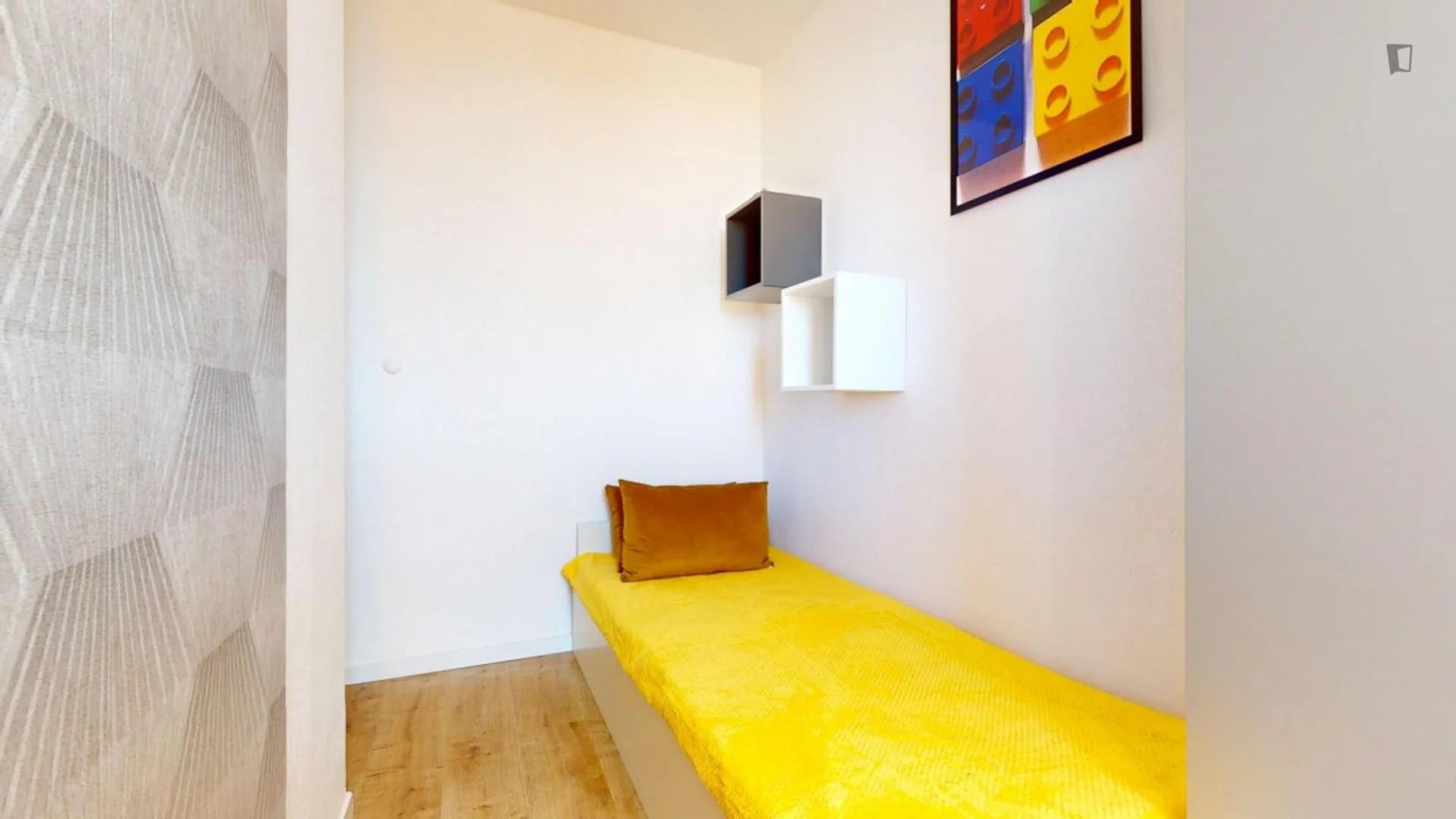 Economical student room with convenient location in 