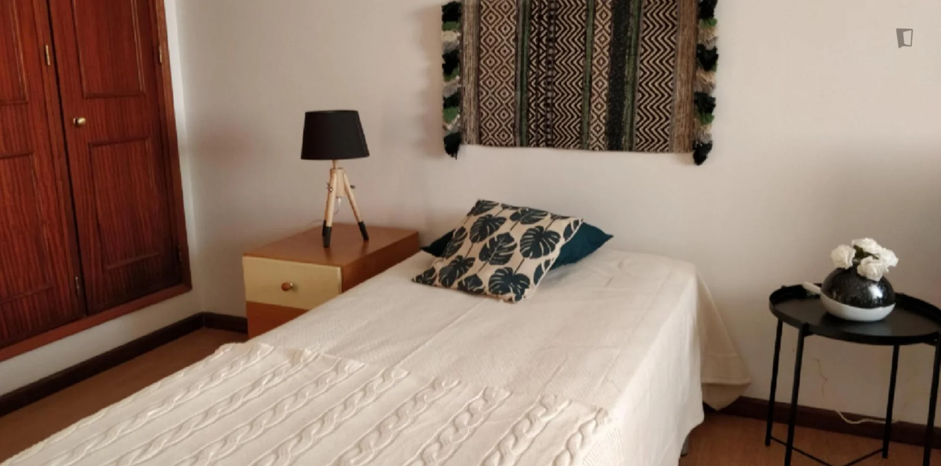Quarto de estudante económico perto do campus em 