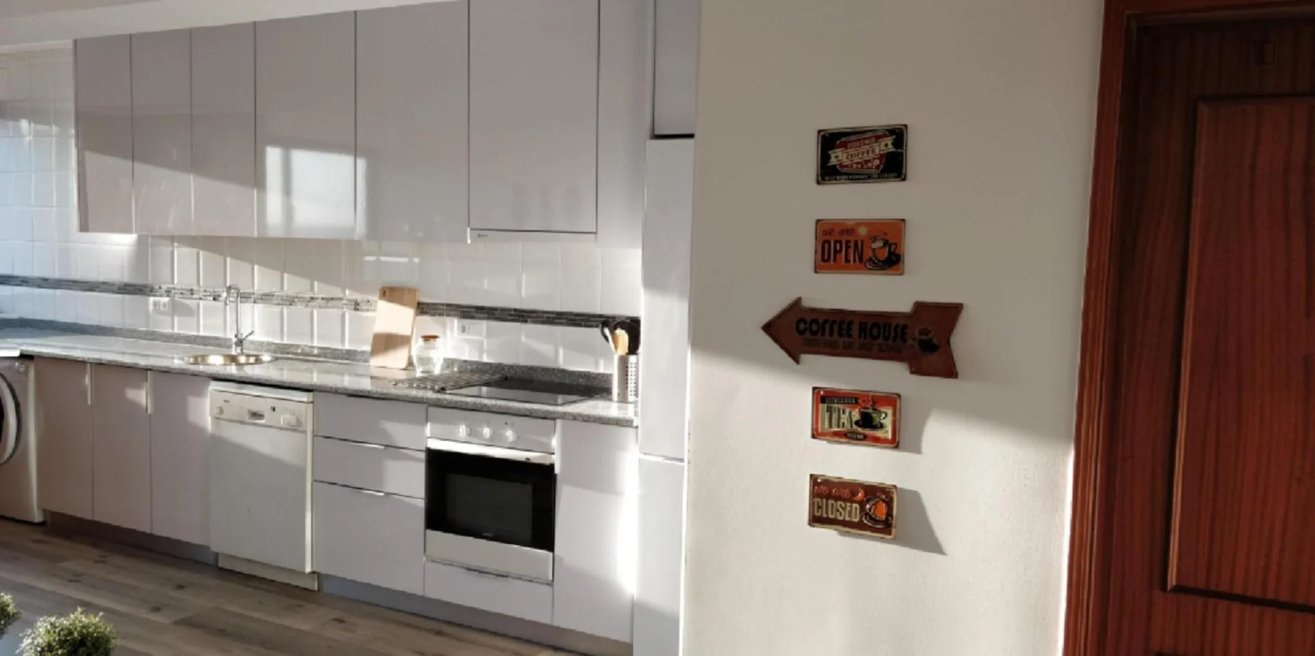 Quarto acessível para estudantes com iluminação ampla em 