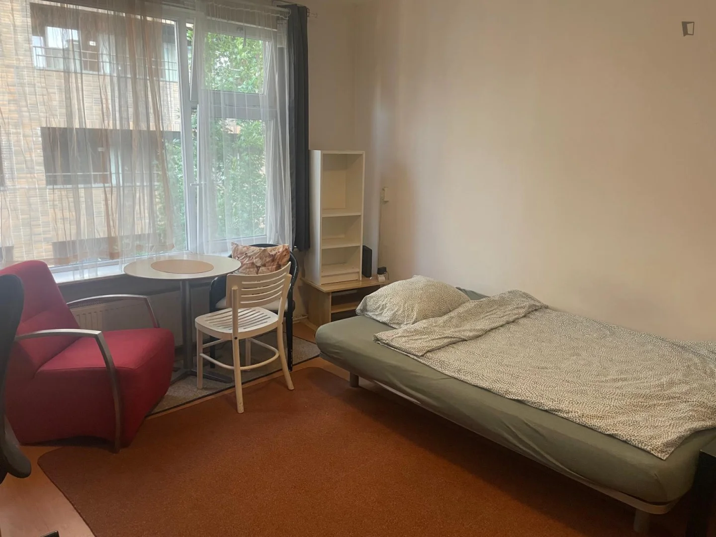 Niedrogi pokój dla studentów z dużym oświetleniem w 
