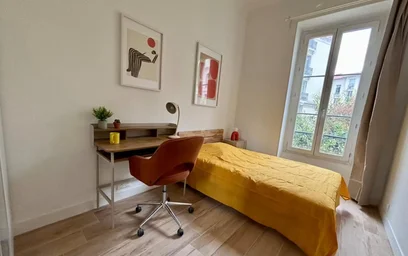 Quarto para alugar com cama de casal em {area}