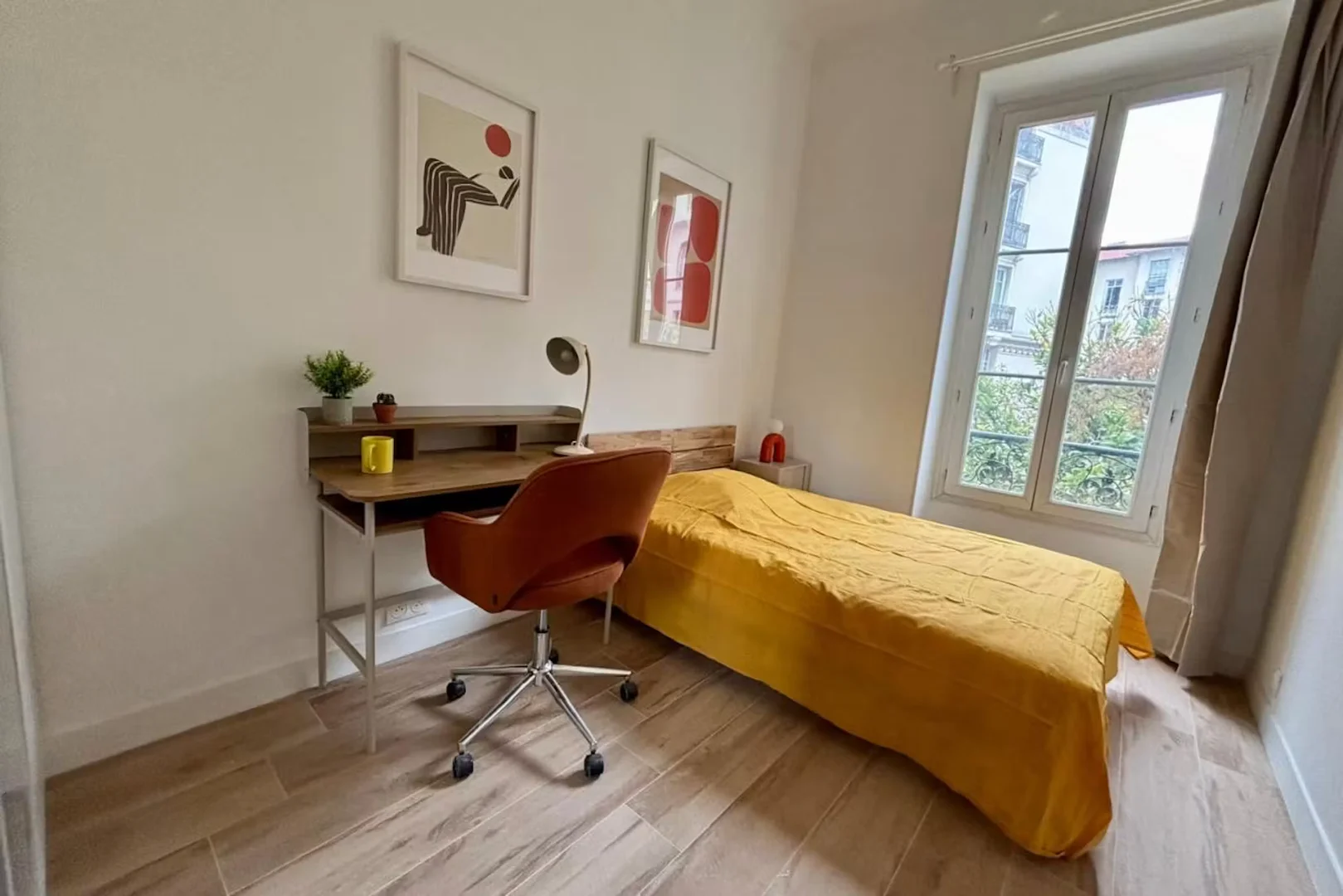 Quarto de estudante económico com localização conveniente em 