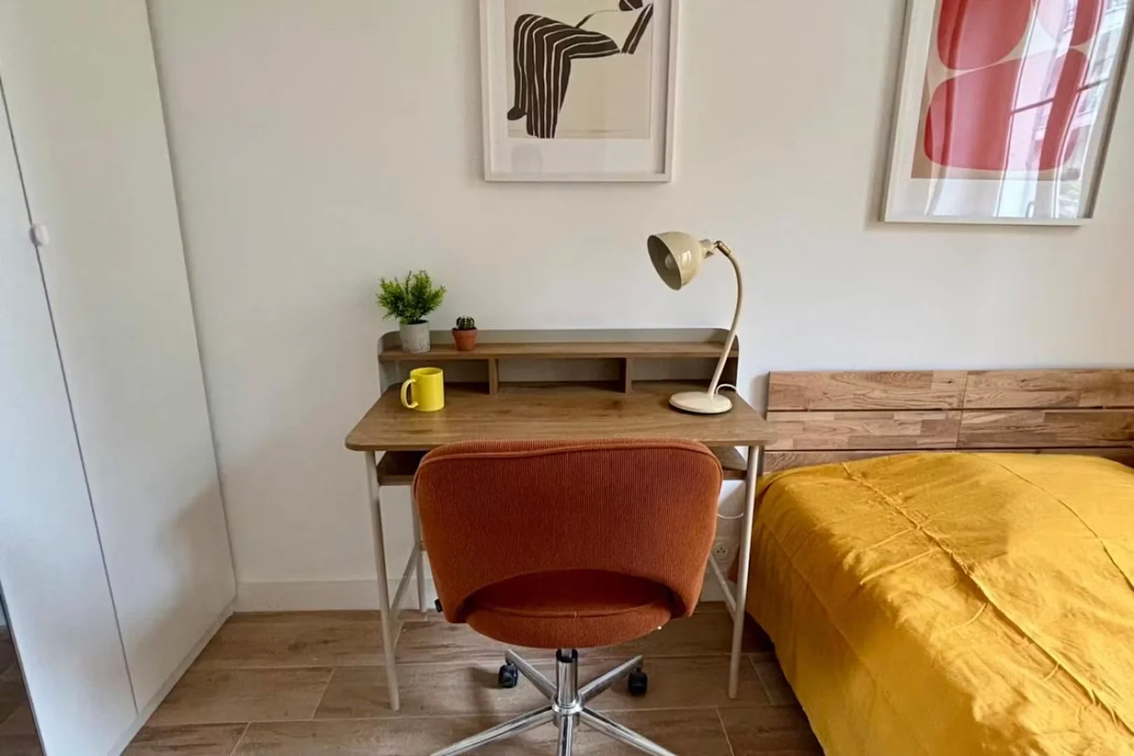 Quarto de estudante em  com área de estudo e instalações partilhadas
