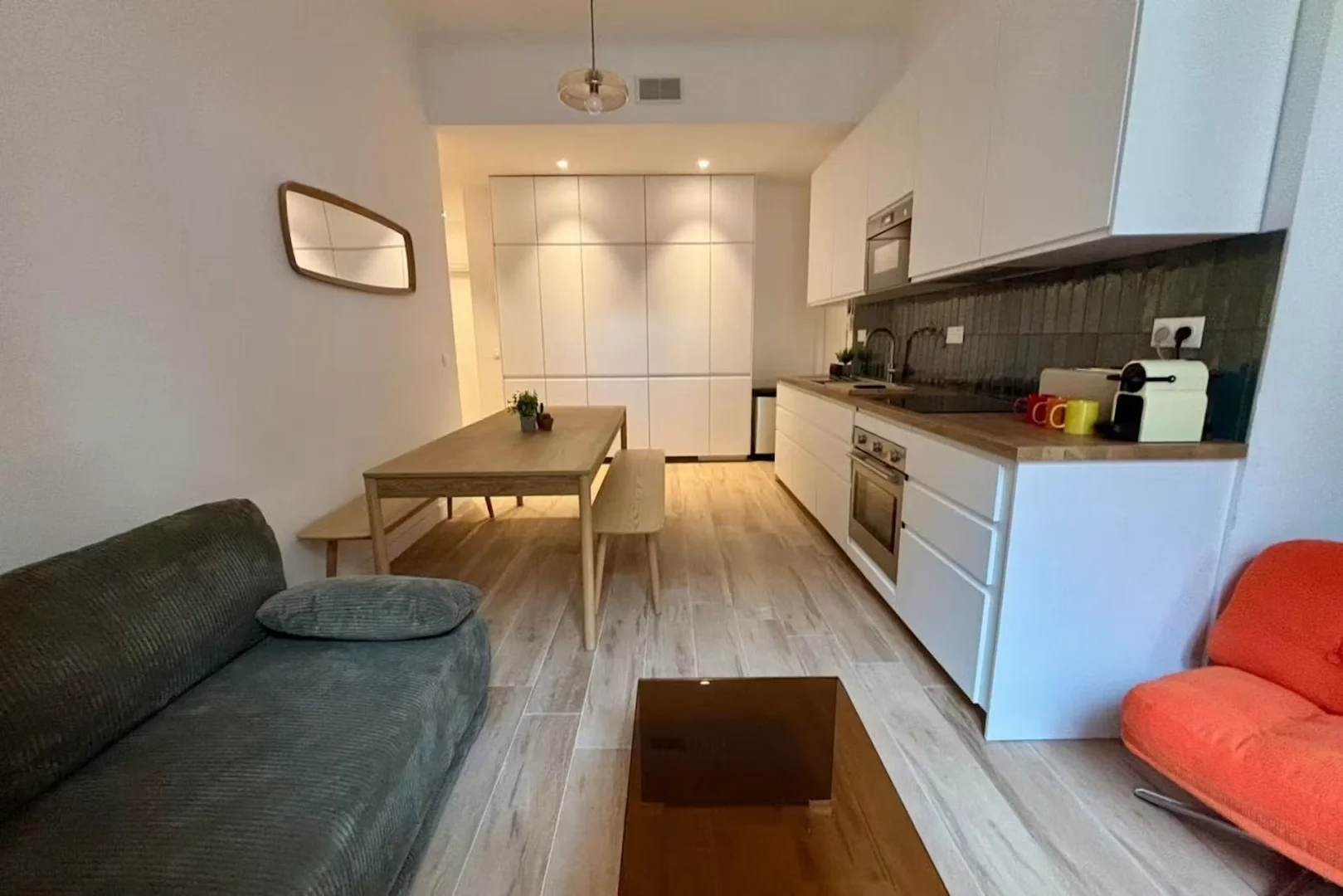 Quarto de estudante luminoso e arejado com acesso fácil à universidade em 