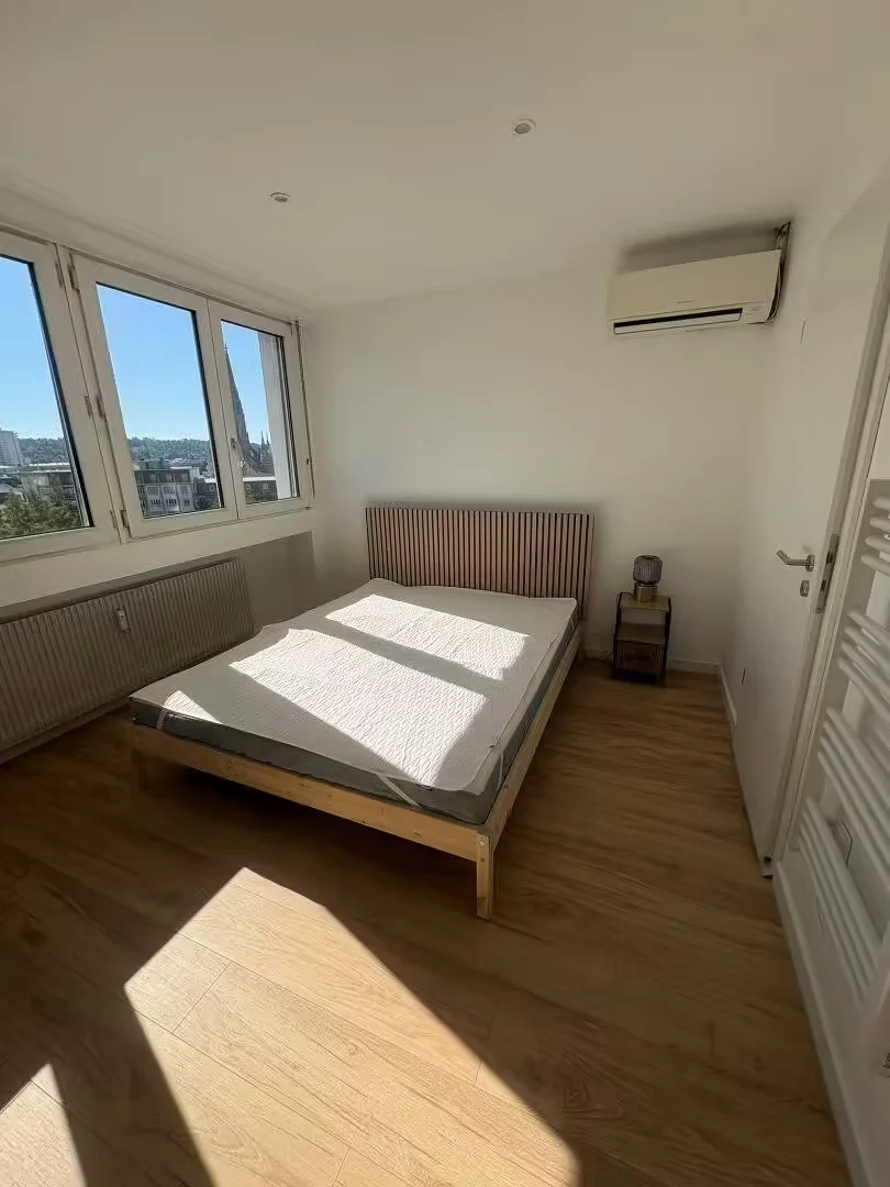 Habitación estudiantil luminosa y aireada con fácil acceso a la universidad en 