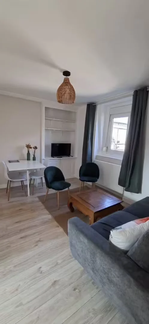 Habitación estudiantil luminosa y aireada con fácil acceso a la universidad en 